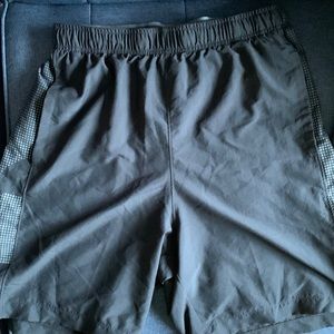 Under armour Mens black shorts sz Medium